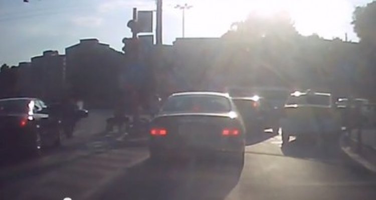 Se întâmplă în Constanţa: A staţionat pe TRECEREA DE PIETONI, pentru că ÎŞI PERMITE
